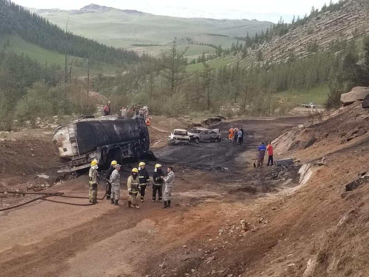 Архангай аймагт шатахуун ачсан автомашин осолдож, 2 хүн нас баржээ