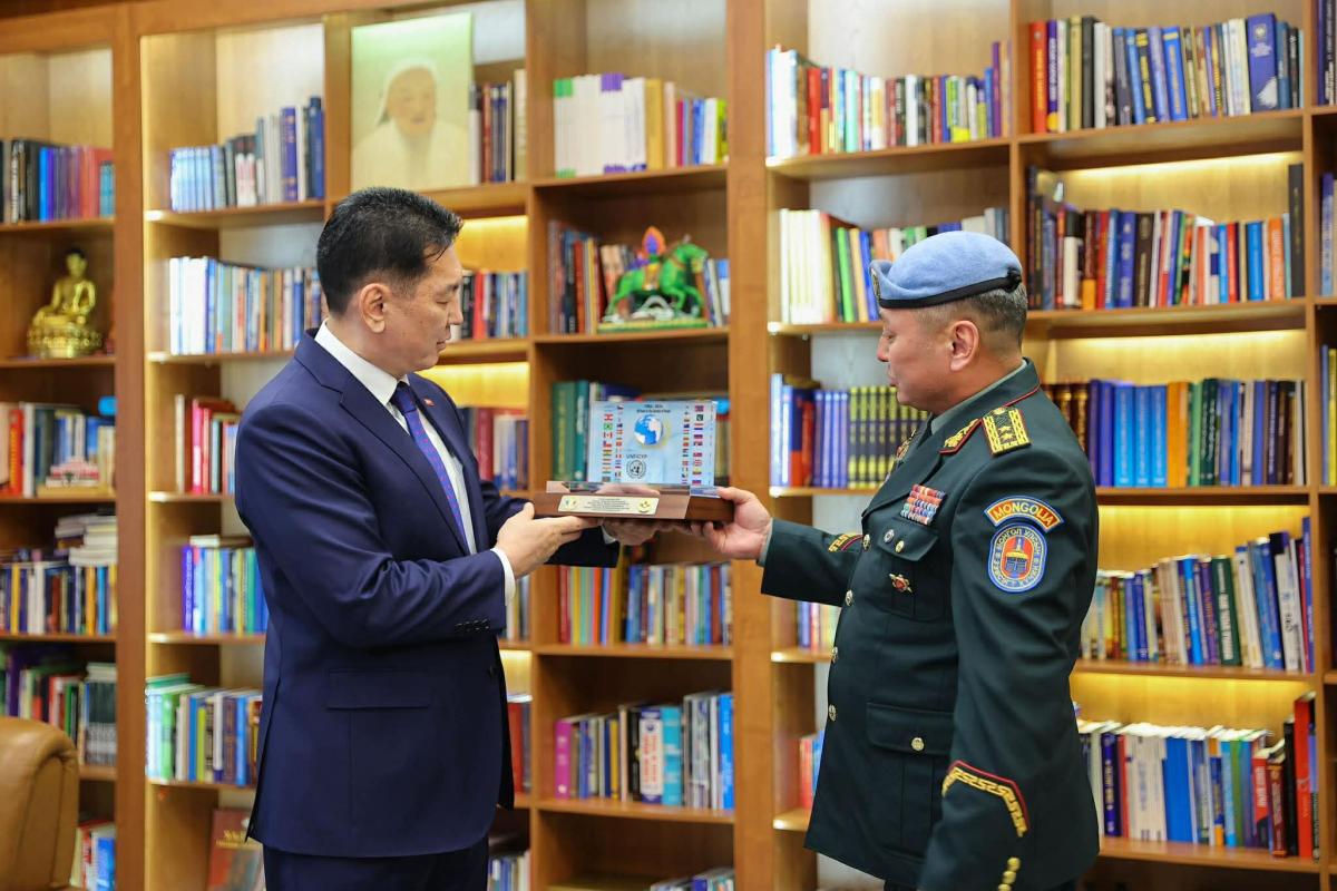 НҮБ-ЫН ЦЭРГИЙН АЖИЛЛАГААНД 8 УДАА ОРОЛЦСОН ГЕНЕРАЛЫГ МОНГОЛ УЛСЫН ЕРӨНХИЙЛӨГЧ ХҮЛЭЭН АВЧ УУЛЗЛАА