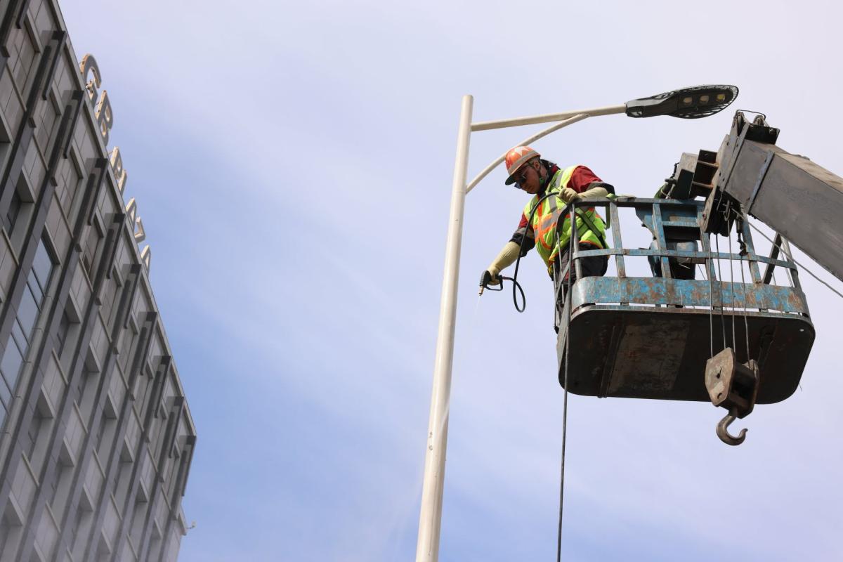 ХОТЫН ГЭРЭЛТҮҮЛГИЙН ИЛ ЗАДГАЙ КАБЕЛЬ, ТАГИЙГ ЗАСВАРЛАЖ СОЛИХ АЖИЛ ҮРГЭЛЖИЛЖ БАЙНА