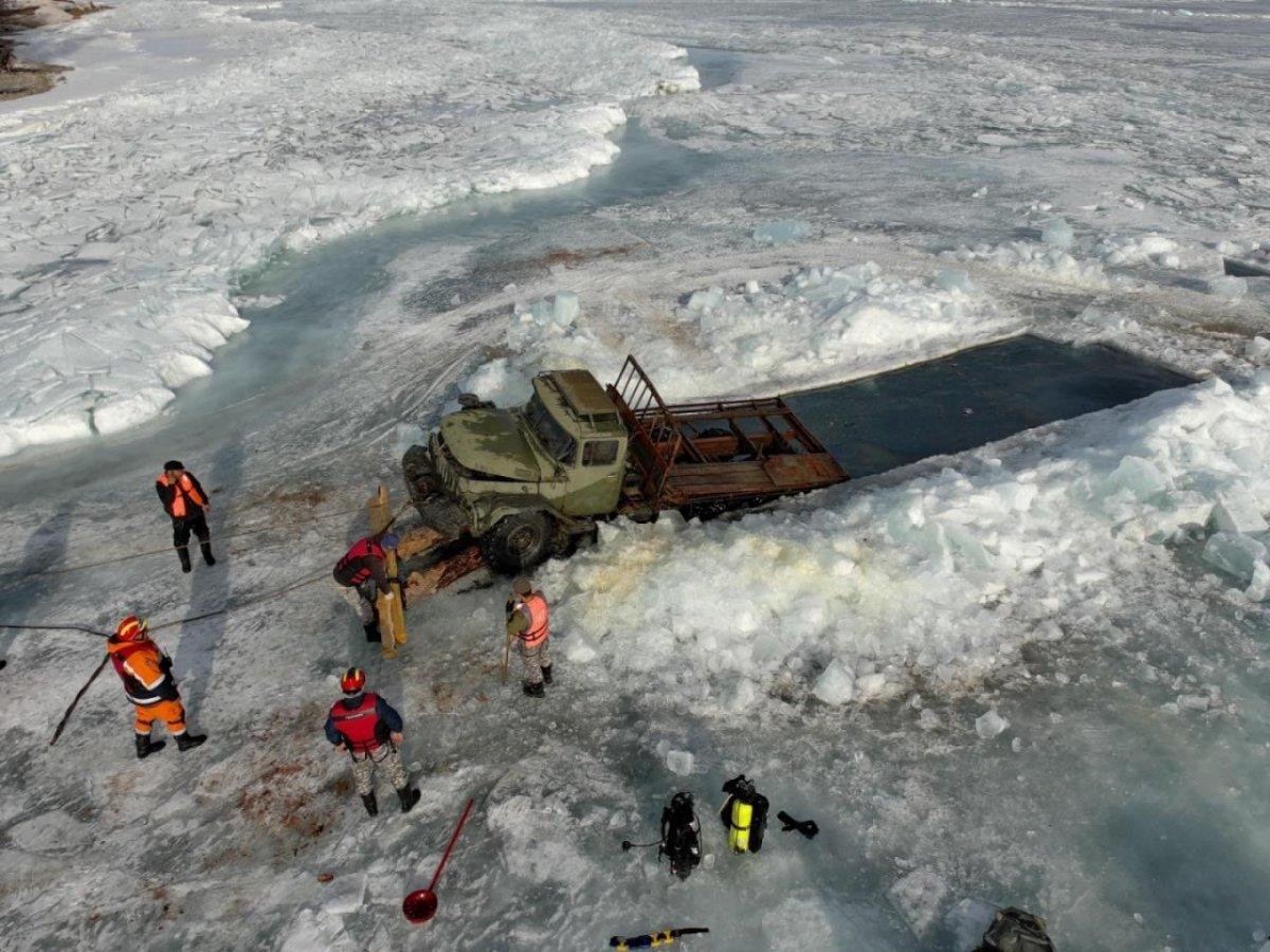 ХӨВСГӨЛ НУУРТ ЖИВСЭН &ldquo;ЗИЛ 131&rdquo; АВТОМАШИНЫГ 23 МЕТРИЙН ГҮНЭЭС ТАТАН ГАРГАЖЭЭ