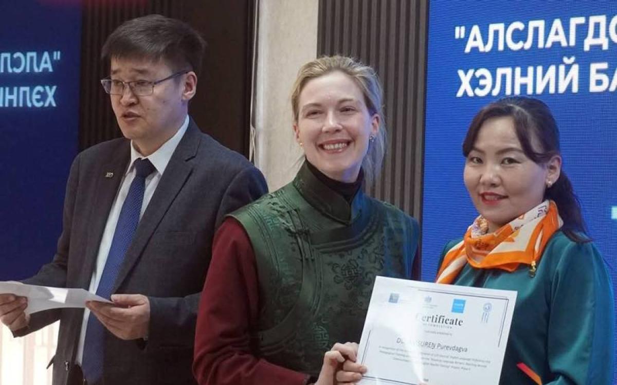 АРХАНГАЙ АЙМГИЙН101 БАГШ МЭДЛЭГ, УР ЧАДВАРАА ДЭЭШЛҮҮЛСЭН СEРТИФИКАТАА ГАРДАН АВЛАА