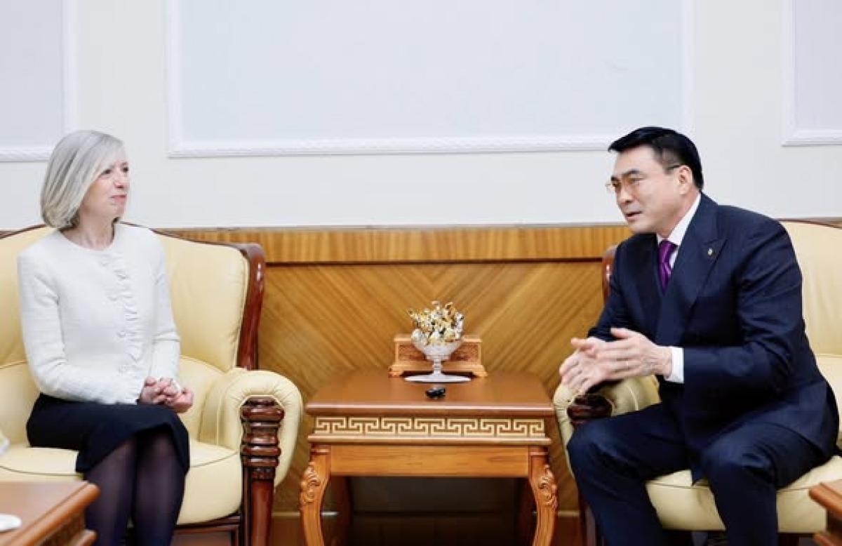 ХУУЛЬ ЗҮЙН САЛБАРЫН 30 ГАРУЙ МЯНГАН АЛБАН ХААГЧ, ДХИС-ИЙН БАГШ ОЮУТНУУДЫГ ХИЙМЭЛ ОЮУН УХААНД СУУРИЛСАН EF EFEKTA АНГЛИ ХЭЛНИЙ ХӨТӨЛБӨРТ ХАМРУУЛНА