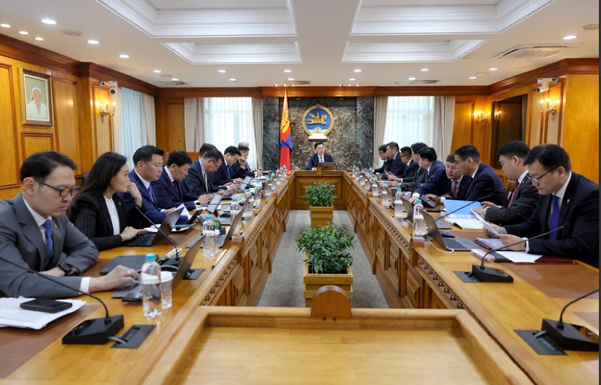 ЭРҮҮЛ МЭНДИЙН САЛБАРТ АВЧ ХЭРЭГЖҮҮЛЭХ АРГА ХЭМЖЭЭ, ЭМЧ АЖИЛЧДЫН ЦАЛИНГИЙН ТОГТОЛЦООГ ЦЭГЦЛЭХ АСУУДЛЫГ ХЭЛЭЛЦЭЖ БАЙНА