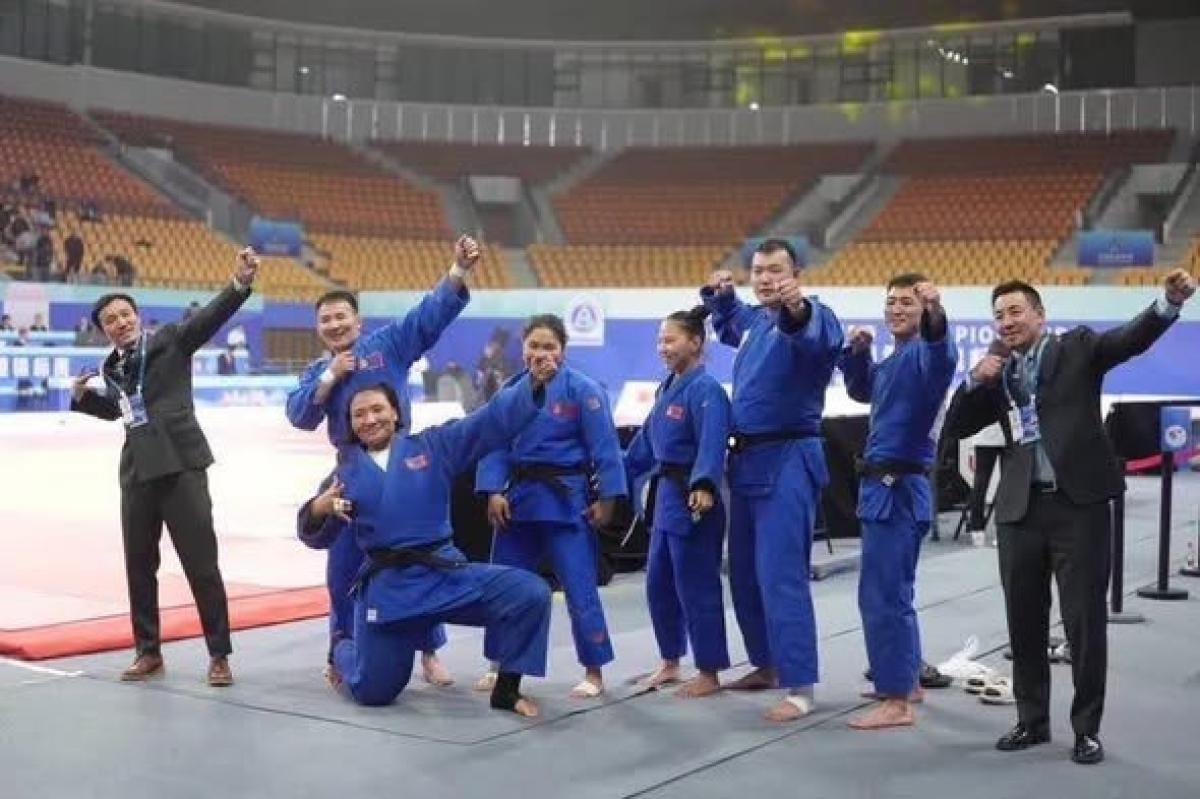 МОНГОЛ УЛСЫН БАГ ААШТ-ИЙН БАГИЙН ТӨРӨЛД АЛТАН МЕДАЛЬ ХҮРТЛЭЭ