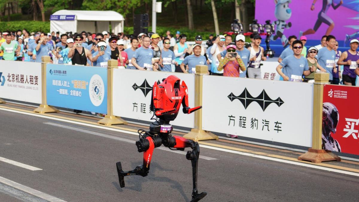 ХЯТАДЫН АНДРОИД РОБОТ МАРАФОНД АМЖИЛТТАЙ ГҮЙЖЭЭ