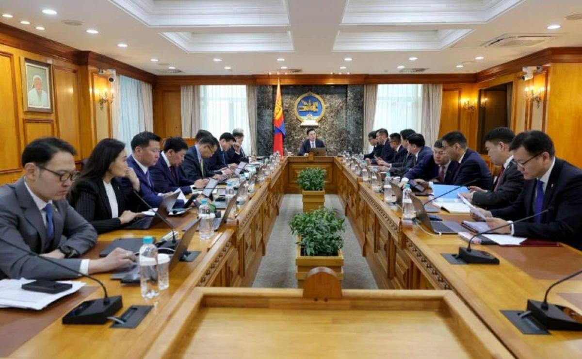 ЗАСГИЙН ГАЗАР ХЭД ХЭДЭН АСУУДЛААР ХУРАЛДАЖ БАЙНА