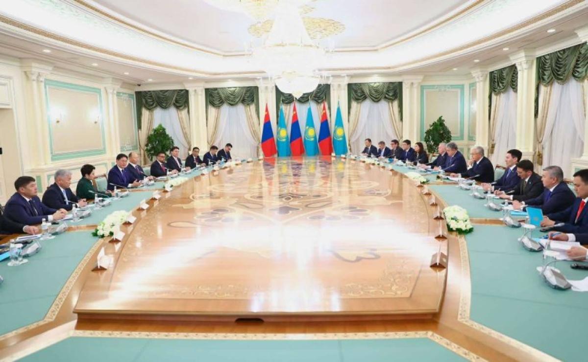 ЕРӨНХИЙЛӨГЧ У.ХҮРЭЛСҮХ, К.ТОКАЕВ НАР АЛБАН ЁСНЫ ХЭЛЭЛЦЭЭ ХИЙЛЭЭ