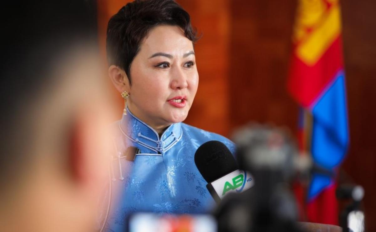 Б.БАТЦЭЦЭГ САЙДЫН ХАМААРАЛ БҮХИЙ АЖ АХУЙН НЭГЖҮҮД МӨНГӨ УГААСААР БАЙХ УУ