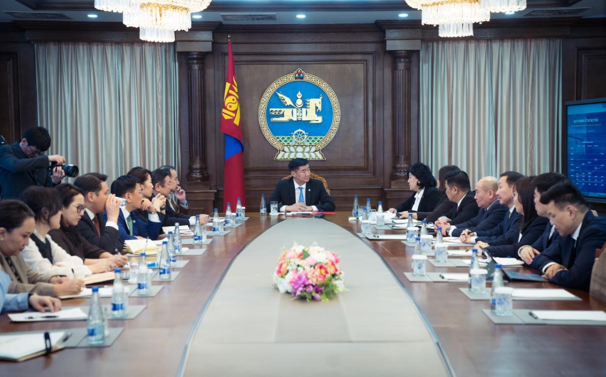 УЛСЫН ИХ ХУРЛЫН ДАРГА С.БЯМБАЦОГТ ШҮҮХИЙН ЕРӨНХИЙ ЗӨВЛӨЛИЙН ДАРГА, ГИШҮҮДИЙГ ХҮЛЭЭН АВЧ УУЛЗЛАА