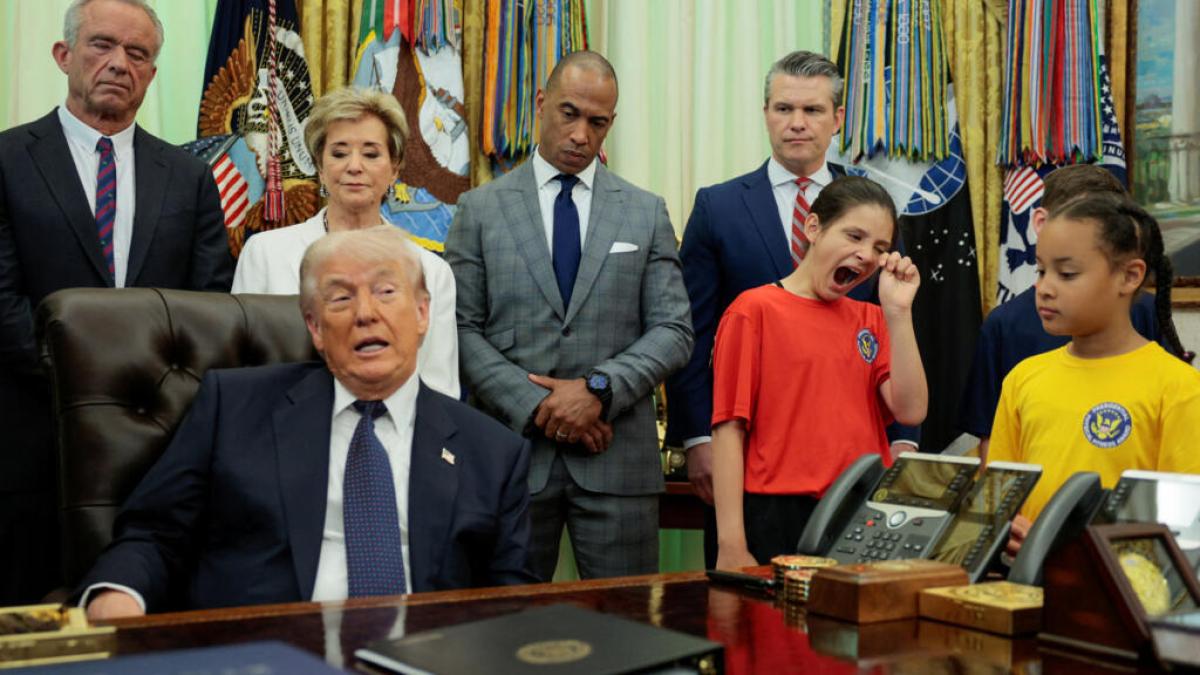 ТРАМП ИРАНТАЙ ТАВДУГААР САРЫН ДУНДУУР ТОХИРОЛЦООНД ХҮРЭХ БОЛОМЖТОЙ ГЭЖ ҮЗЭЖ БАЙНА