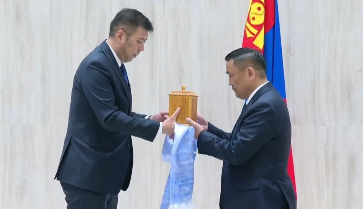 Х.НЯМБААТАР АЖЛАА ХҮЛЭЭЛГЭН ӨГЧ, Б.МӨНХБАТ ТҮР ОРЛОН ГҮЙЦЭТГЭГЧЭЭР ТОМИЛОГДЛОО