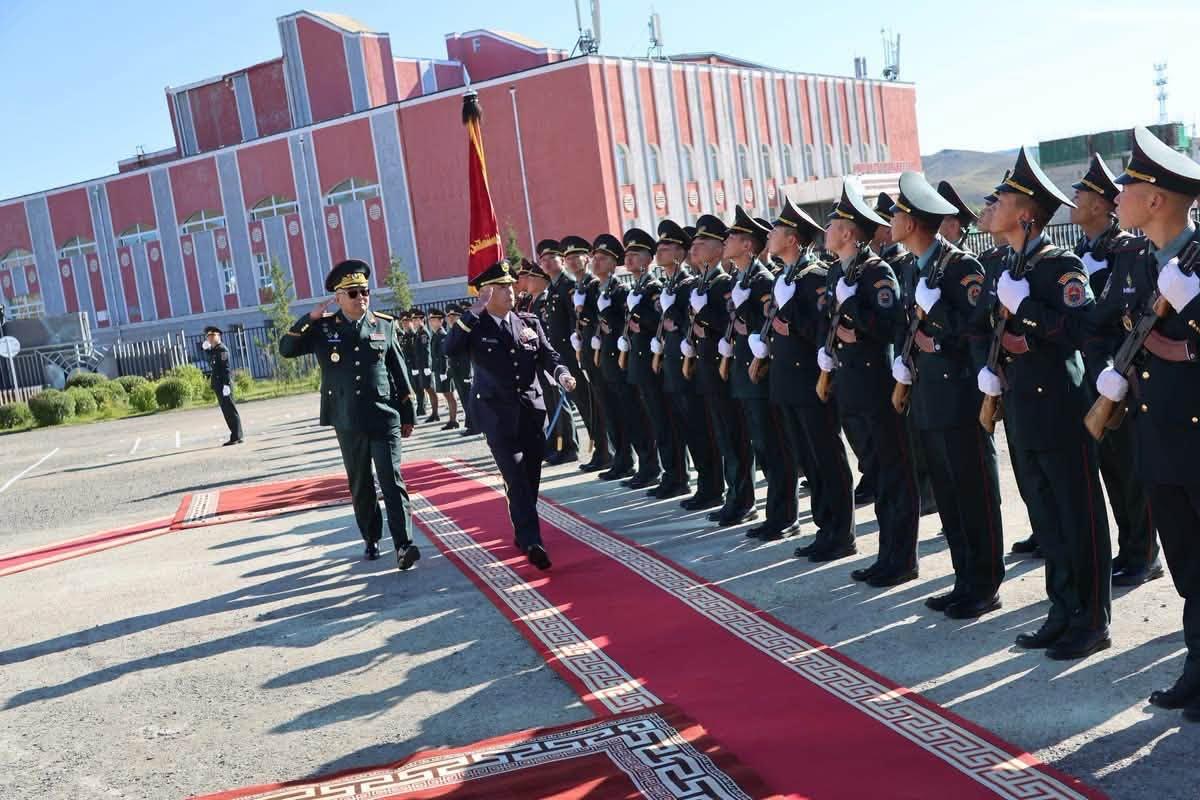 ЯПОНЫ ХУУРАЙ ЗАМЫН ӨӨРИЙГӨӨ ХАМГААЛАХ ХҮЧНИЙ КОМАНДЛАГЧ АЙЛЧИЛЖ БАЙНА
