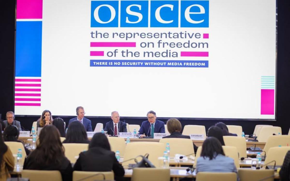 ХЭВЛЭЛИЙН ЭРХ ЧӨЛӨӨ БА ЁС ЗҮЙТЭЙ СЭТГҮҮЛ ЗҮЙН ЗАРЧМЫГ МОНГОЛД ХЭРЭГЖҮҮЛЭХ ТАЛААР ХЭЛЭЛЦЭВ