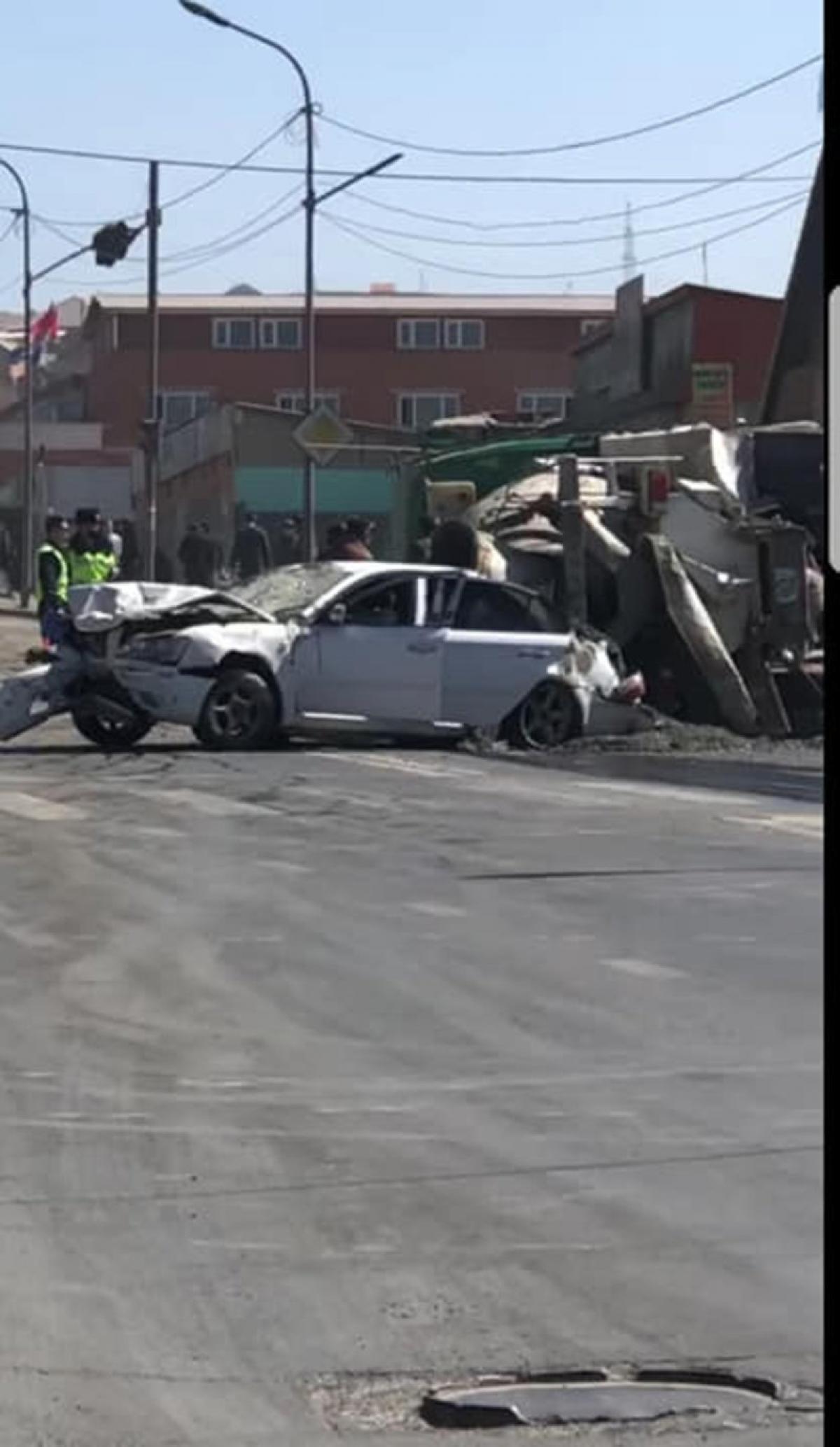 Баянхошууны замд долоо орчим автомашин мөргөлдсөн ноцтой осол гарчээ